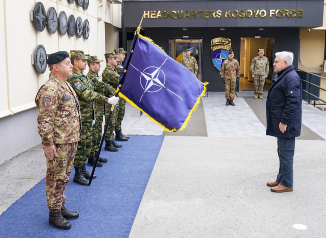 Румънският военен министър и началникът на Генералния щаб на отбраната се срещнаха с румънските военни от мисията на НАТО в Косово