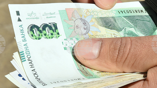 Полицаи са разкрили случай с измама на възрастна жена, задържали са извършителите и са намерили отнетите пари