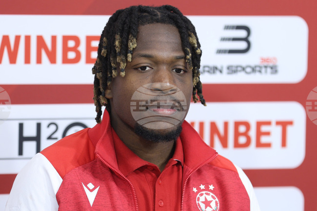 ЦСКА се раздели и с белгийския нападател Аарон Исека