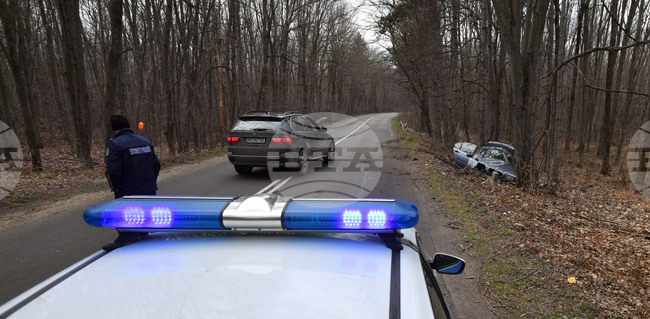 Жена е с опасност за живота след катастрофа в Разградско 