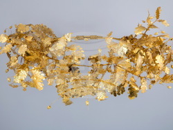 Венец от дъбови листа и жълъди. Злато. Могила Голямата Косматка, с. Шипка, Казанлъшко. III в. пр.Хр. ИМ Искра – Казанлък. Снимка: Красимир Георгиев (НАИМ-БАН).