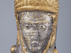 Параден наколенник. Сребро с позлата. Могилна гробна находка. Златиница-Маломирово, Ямболско. Първа половина на IV в. пр.Хр. НИМ. Снимка: Тодор Димитров (НИМ).