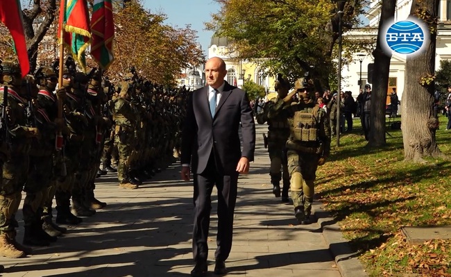 Президентът Радев отдаде почит пред подвига на загиналите парашутисти