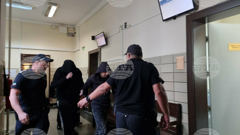 Съдът остави за постоянно в ареста двама от обвиняемите за измами с кредити