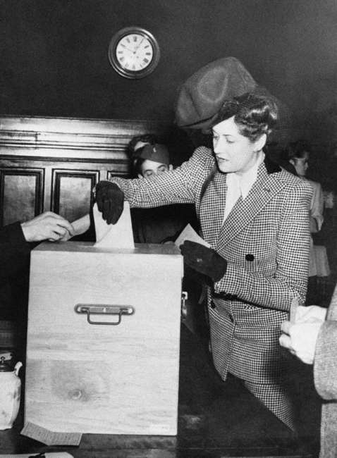 Във Франция на 21 октомври 1945 г. са произведени парламентарни избори, на които за първи път гласуват жени
