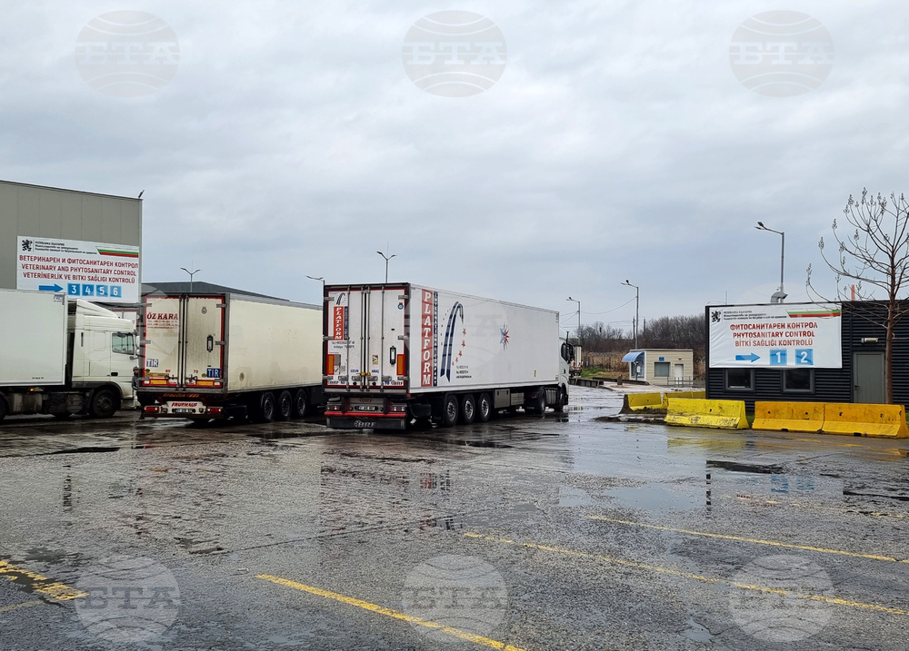 Интензивен е трафикът за товарни автомобили на изход на някои гранични пунктове с Румъния и Турция