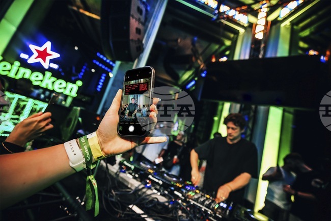 Главният изпълнителен директор на „Хайнекен“ Долф ван ден Бринк напуска поста след шест години начело на компанията