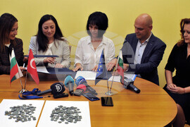 Бургас - митница - отнети монети - предаване