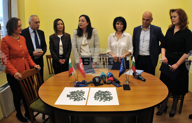 Бургас - митница - отнети монети - предаване