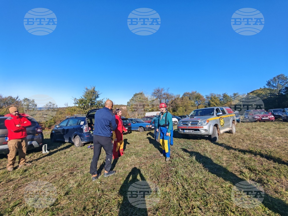 Тренировка по пещерно спасяване тече край габровското село Здравковец
