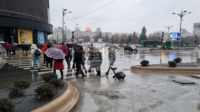 Оранжев код за проливни дъждове и бури е обявен в Букурещ и още няколко окръга в Румъния