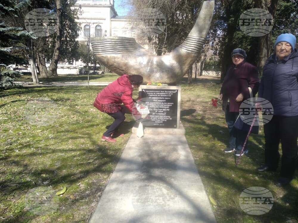 С поднасяне на цветя пред Паметника на благодарността варненските евреи почетоха 10 март