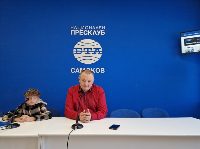Пресконференция на ръководител на клуб за млади журналисти Коста Чолаков и неговия ученик Давид Владимиров 