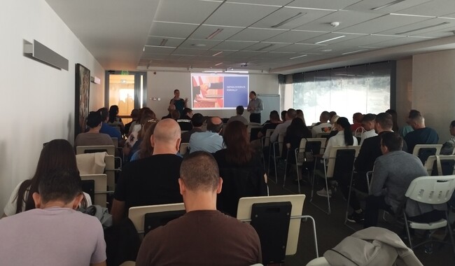 Агенция „Митници“: Международни лектори обучаваха митнически служители за разпознаване на фалшиви стоки