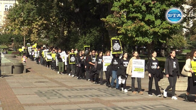 С концерт на група „Молец“ приключи мирното шествие срещу трафика на хора „Поход за свобода“ в София