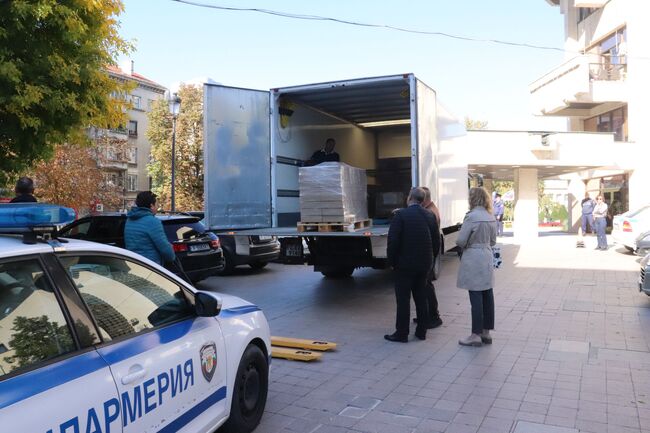 Областна администрация Русе: 578 ролки за всички 289 секции с машинно гласуване бяха доставени в Русе