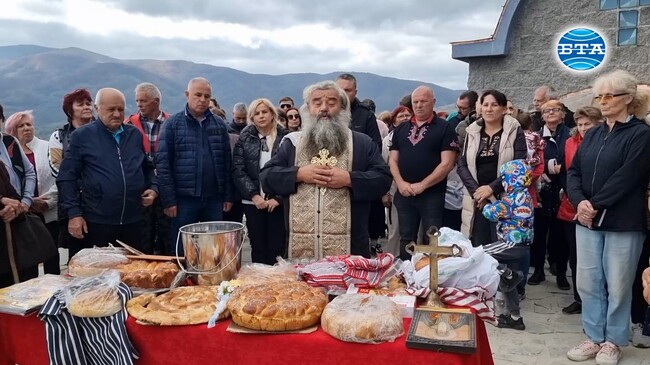 Параклис, посветен на свети Йоан Рилски, бе осветен днес на Коматинските скали