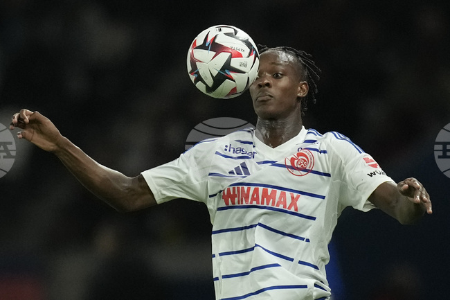 Световният клубен шампион по футбол Челси привлича нападател от френския Страсбург след Нова година 