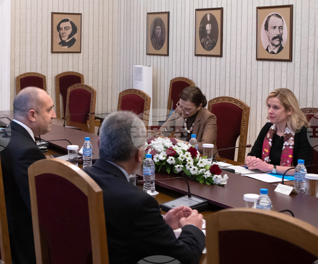 Президентът: България ще окаже подкрепа на децата и семействата, търсещи спасение от войната в Украйна