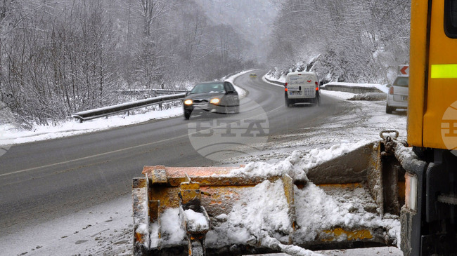 Близо 30 машини обработват пътищата във Варненска област срещу заледявания