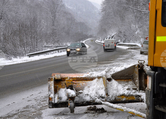 Близо 30 машини обработват пътищата във Варненска област срещу заледявания