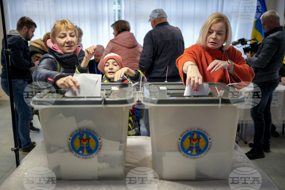 Moldova Votes in Presidential Elections, EU Membership Referendum on Sunday