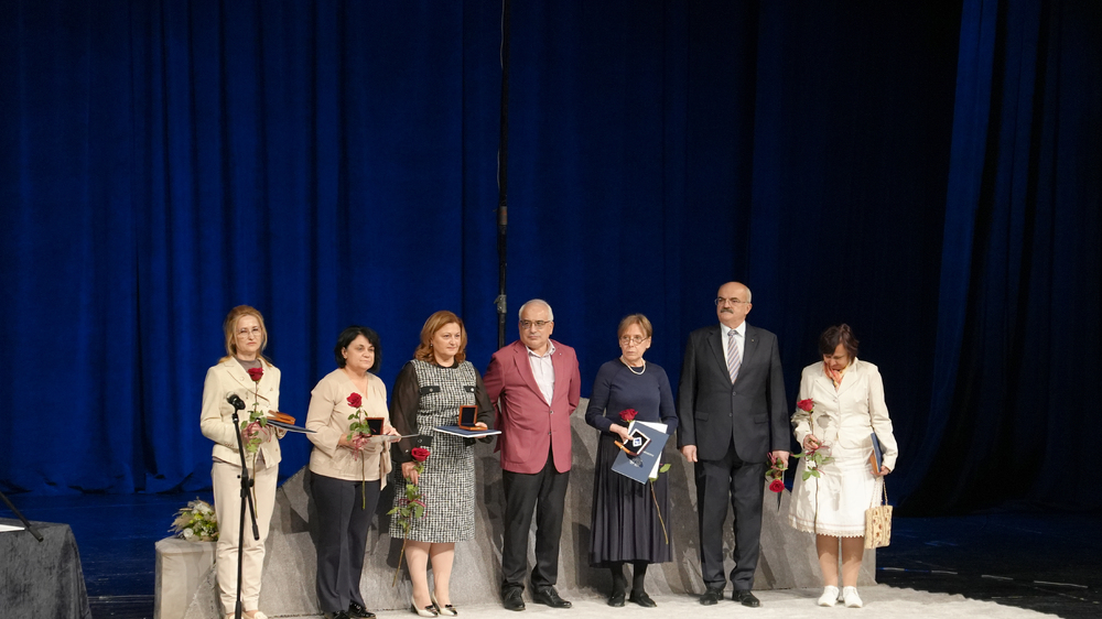 Областна администрация Русе: Осем медици от русенско бяха отличени за професионализма, хуманизма и приноса си към здравеопазването, „МЕДИКА“ подари на лекарите спектакъл с нашумелия актьор Владимир Зомбори