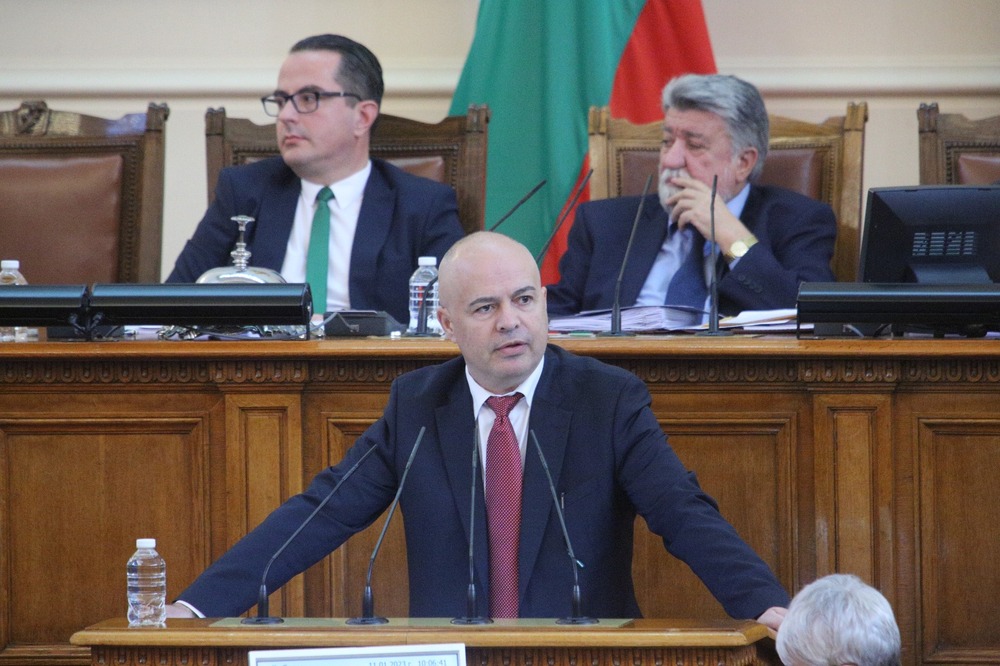 Георги Свиленски: Министър-председателят, вместо да се прави на куриер, да отговори за скандалната имотна сделка в София