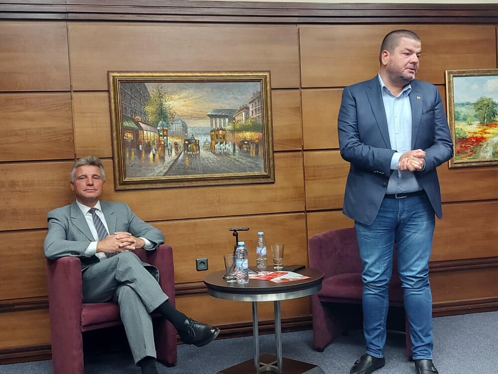 BSP - United Left's Ivo Hristov Meets with Intellectuals in Haskovo