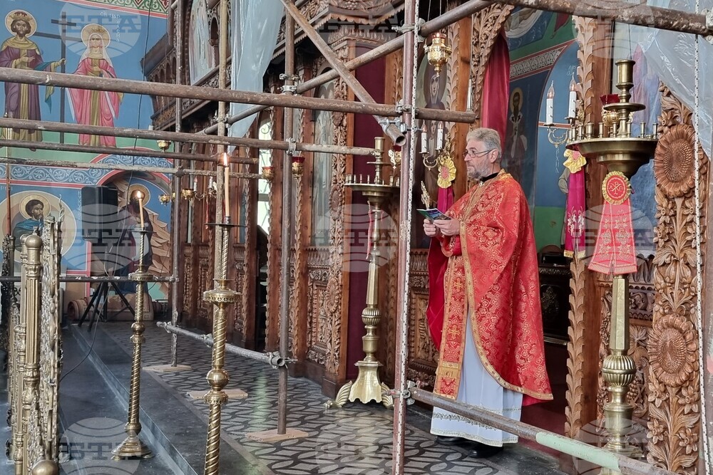 Църквата винаги прощава, каза отец Красимир в проповедта си пред миряните в храма „Свети Три Светители“ в Шумен