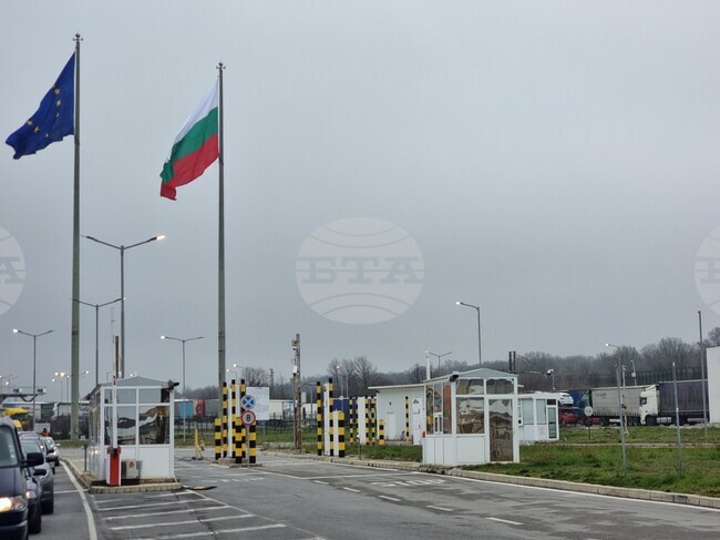 Няма опасност за граничния пункт „Лесово” от горящия в турска страна пожар, съобщи областният управител на Ямбол