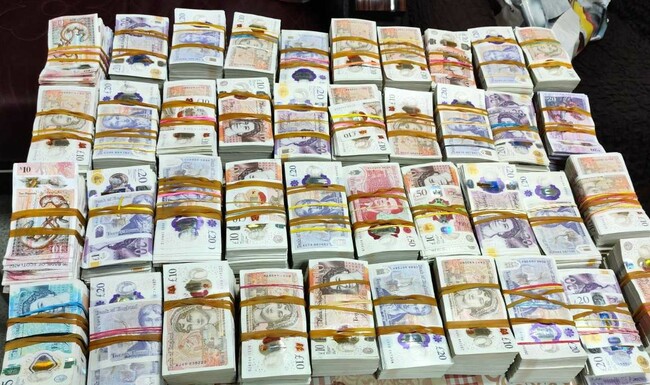 Агенция "Митници": Митническите служители от ТД Митница Русе откриха 225 000 британски и шотландски лири в товарен автомобил