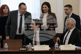 Парламент - Комисия по правни въпроси