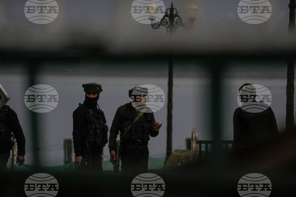 ПТИ: Силите за сигурност в индийската съюзна територия Джаму и Кашмир разбиха три скривалища на терористи 