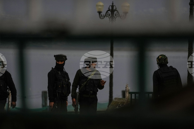 ПТИ: Силите за сигурност в индийската съюзна територия Джаму и Кашмир разбиха три скривалища на терористи 