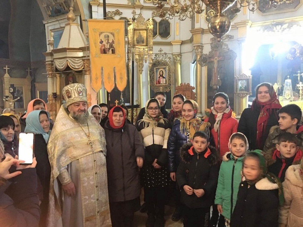 Ученици от Чийшийската музикална школа пяха на Коледа в Петропавловската църква