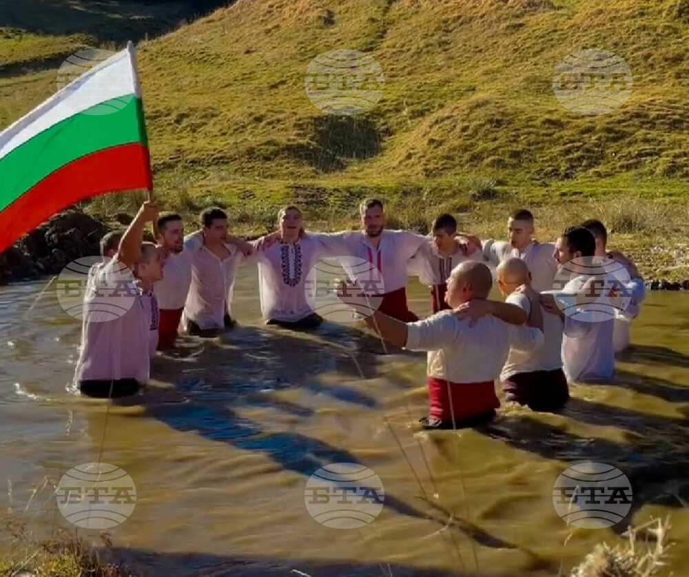 Участниците в мъжкото хоро на Йордановден в Момчиловци дариха събраната сума за благотворителна кауза