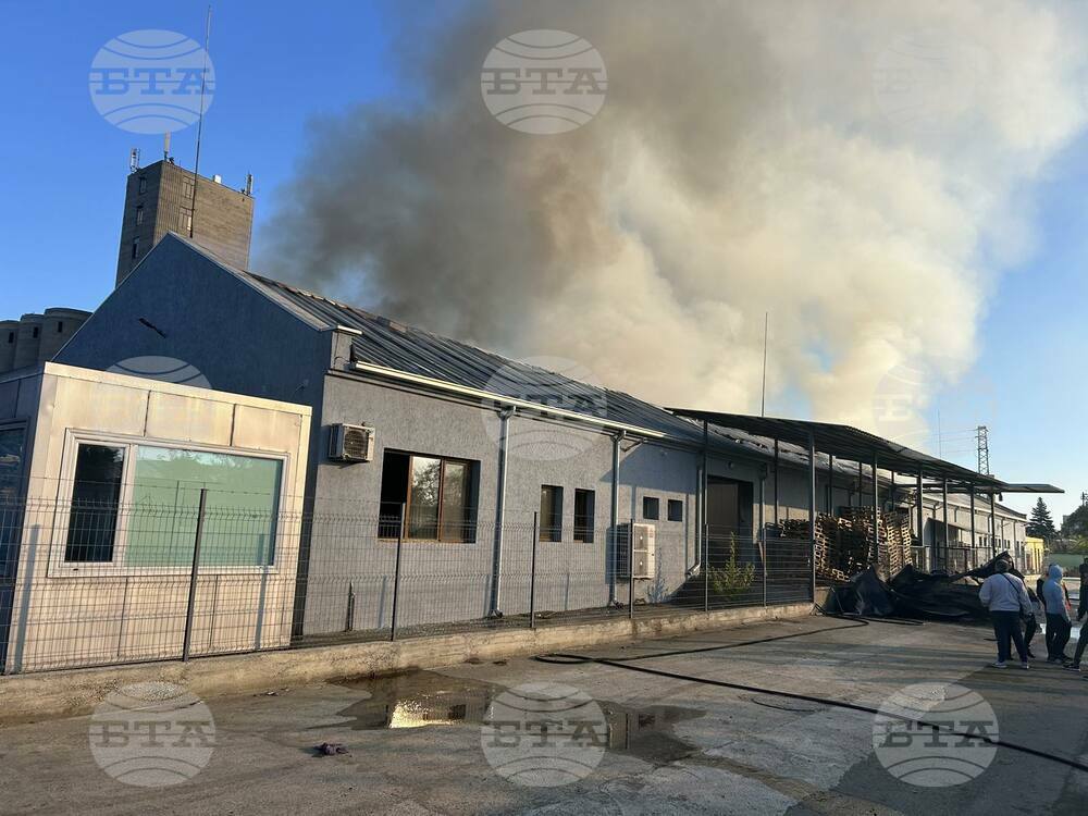 Пожар гори в цех в Карнобат