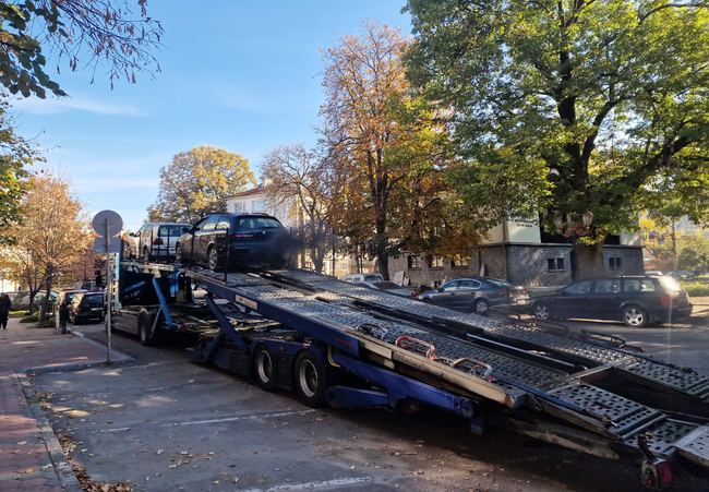 От паркинга на Районното управление в Самоков започна извозване на катастрофирали автомобили и на иззети от шофьори, употребили алкохол или наркотици