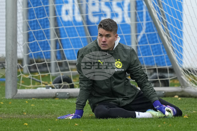 Вратарят Александър Майер удължи договора си с Борусия Дортмунд до 2027 година