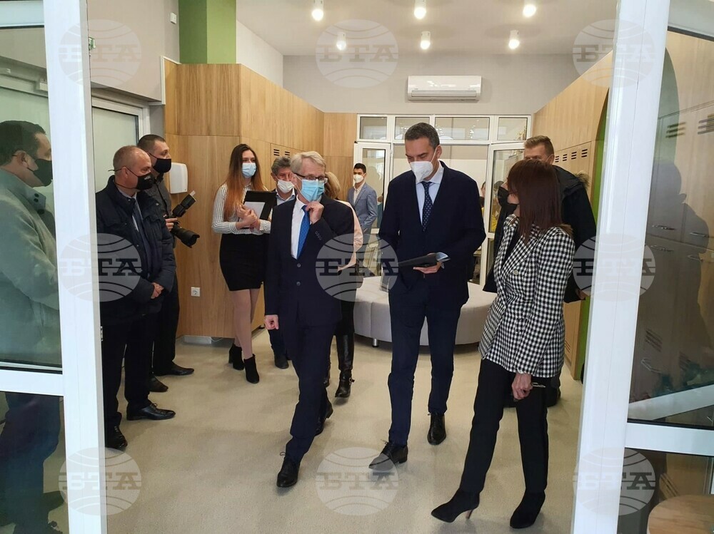 Министърът на образованието откри иновативен център в Природоматематическата гимназия в Бургас