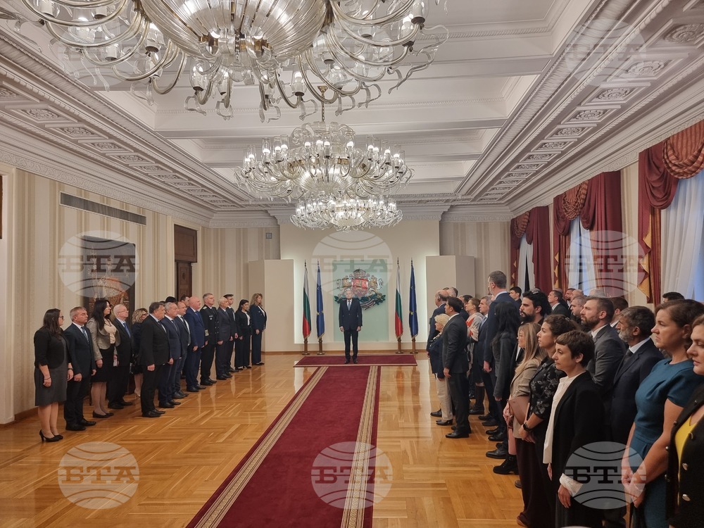 Президент - 33-та българска полярна експедиция - национален флаг - връчване
