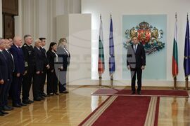 Президент - 33-та българска полярна експедиция - национален флаг - връчване