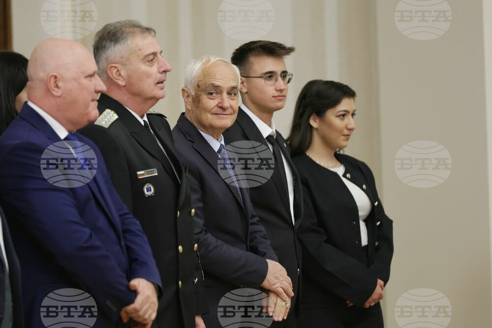 Президент - 33-та българска полярна експедиция - национален флаг - връчване