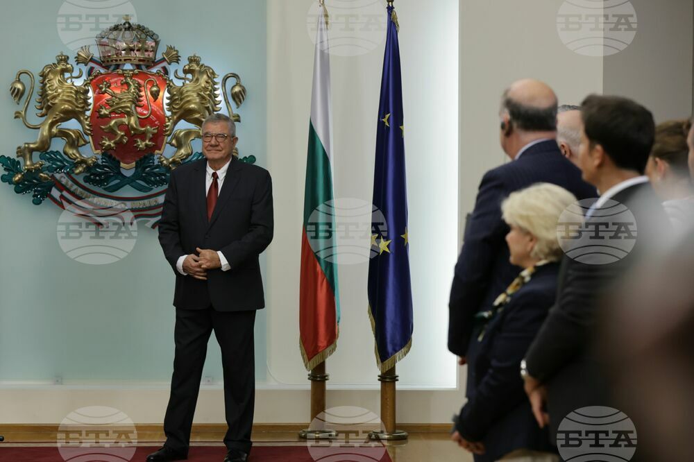 Президент - 33-та българска полярна експедиция - национален флаг - връчване