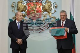 Президент - 33-та българска полярна експедиция - национален флаг - връчване