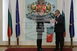 Президент - 33-та българска полярна експедиция - национален флаг - връчване