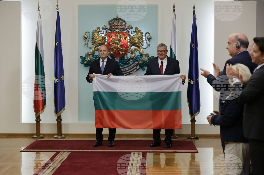 Президент - 33-та българска полярна експедиция - национален флаг - връчване