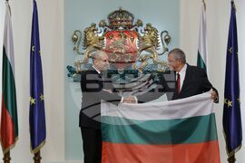 Президент - 33-та българска полярна експедиция - национален флаг - връчване