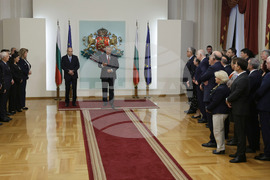 Президент - 33-та българска полярна експедиция - национален флаг - връчване